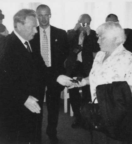 Irena Zemaníková s prezidentom Rudolfom  Šusterom- pri preberaní medaile za obraz.