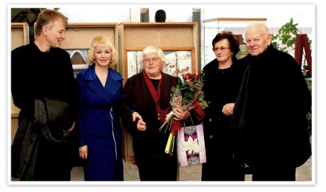 Irena Zemaníková s dcérou Jarmilou,s bratrancom Jozefom Larišom ,jeho manželkou Boženou a ich synom Vladimírom.